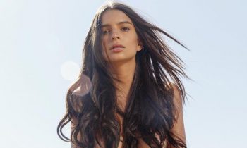 Emily Ratajkowski Is Naked & Stuff