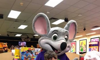 No One Showed Up To A 4-Year-Oldand#039;s Birthday, So Chuck E. Cheese Employees Threw Him Another Party